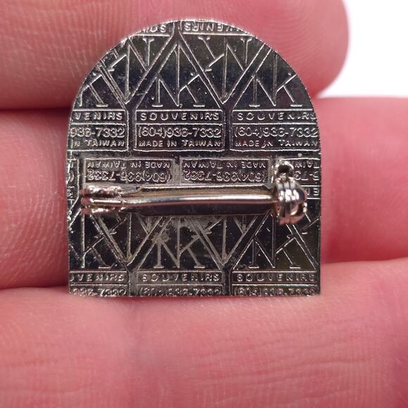 Vintage Whistler Mountain Ski Enamel Pinback Pin - Picture 3 of 4